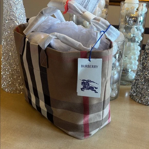 NWT Burberry Classic Checkered Canvas Tote - Picture 4 of 10